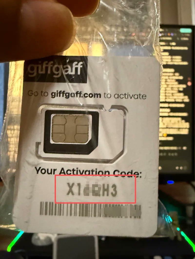 giffgaff SIM 卡实物照片,展示卡面 6 位激活码位置