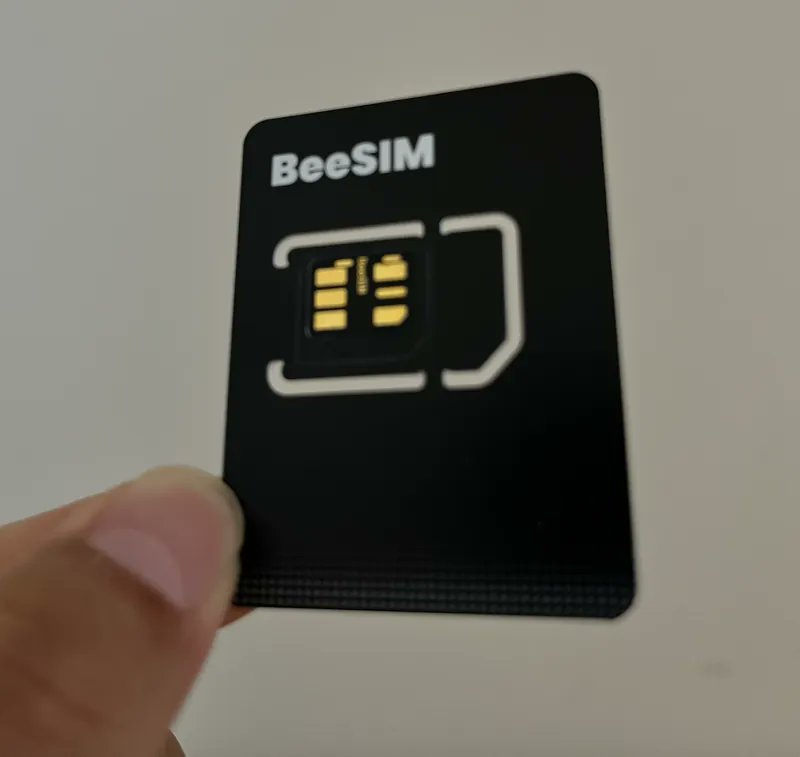 BeeSIM 卡插入 iPhone SIM 卡槽示意图