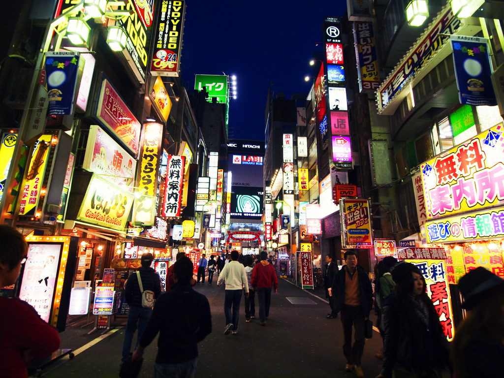 东京新宿高密度强色彩招牌街景