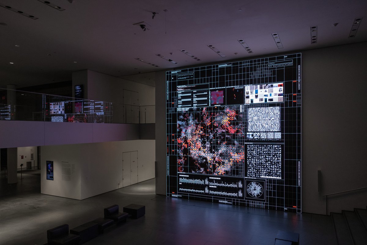 Refik Anadol 在 MoMA 的 Unsupervised 展览现场