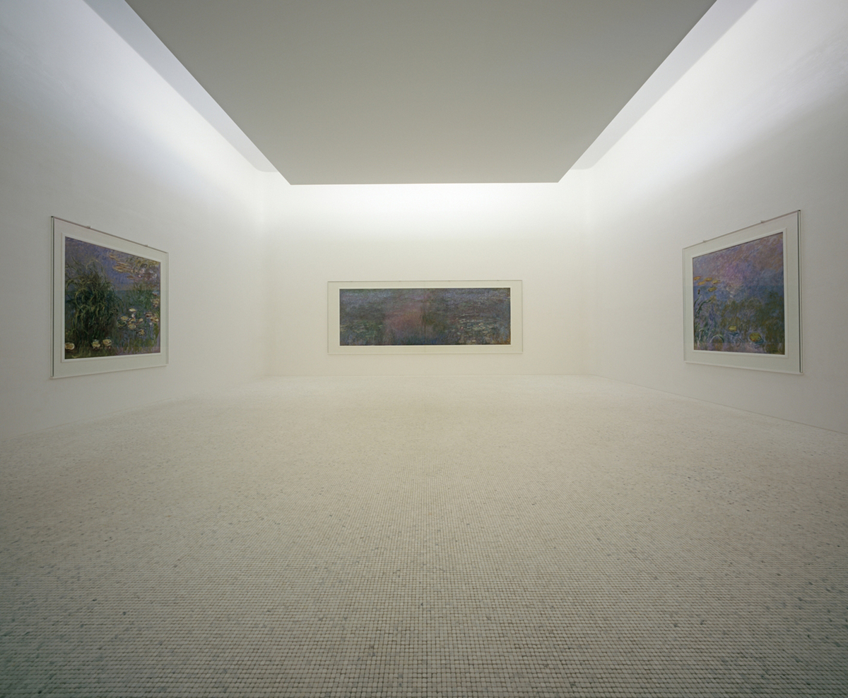 地中美术馆莫奈展厅内作品与光线