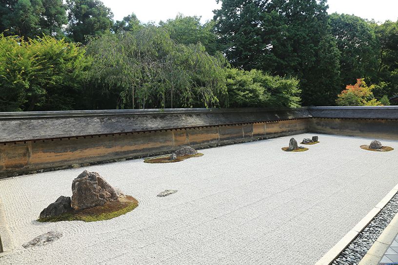 京都龙安寺石庭的石块、砂纹与留白