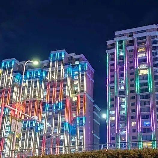 延吉楼体夜景中彩色轮廓灯带与建筑的关系