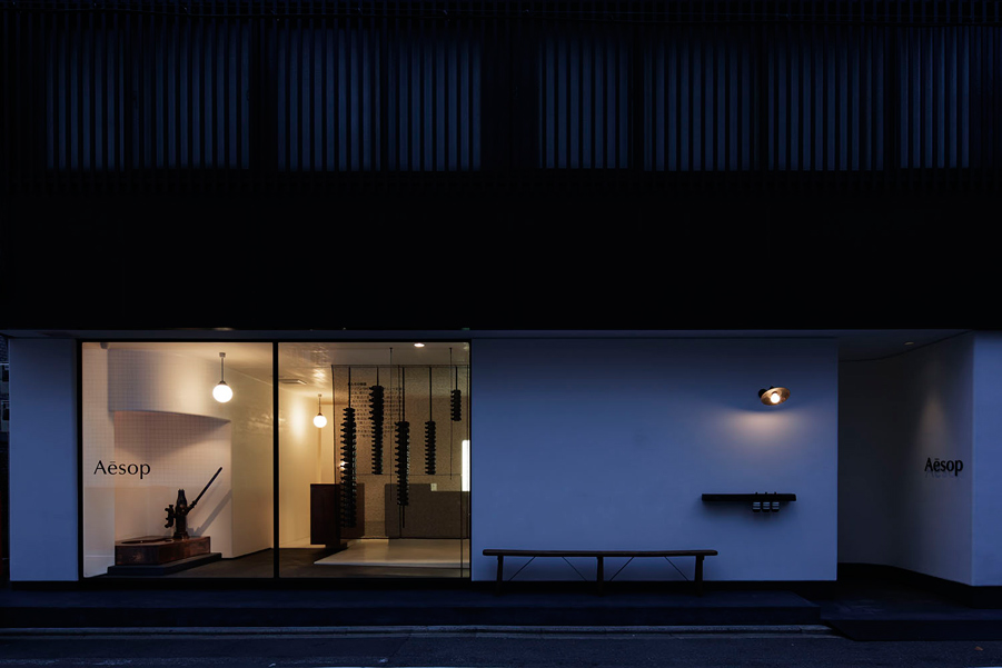 SIMPLICITY 设计的 Aēsop 京都店门面与灯光