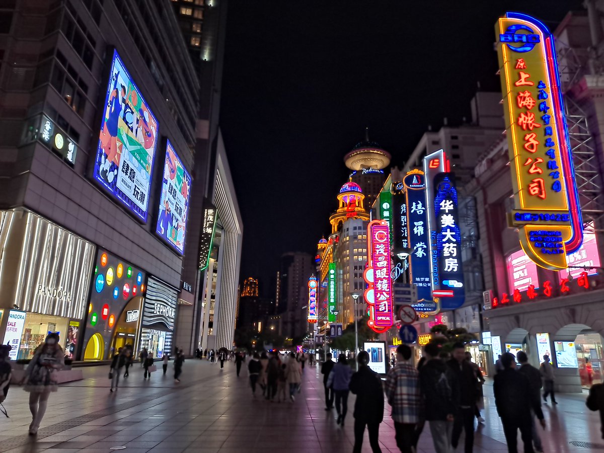 上海南京路步行街 2022 年夜景信息密度