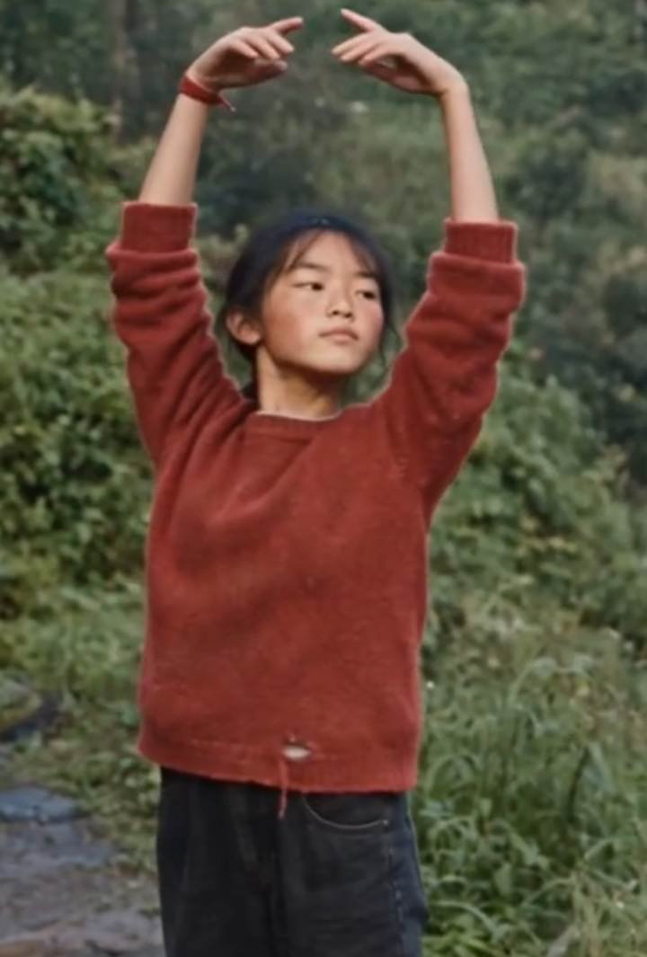 阿禾的核心识别点特写:红色头绳、红脸颊和红色毛衣